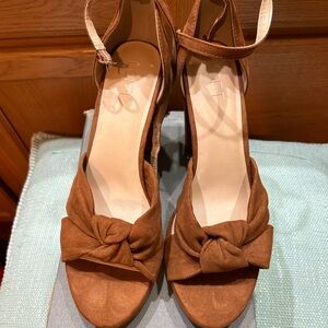 Women's peep-toe platform heels